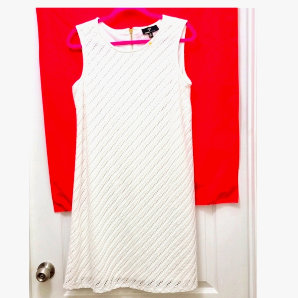 ``D25704  Ronni Nicole White Sleeveless Dress